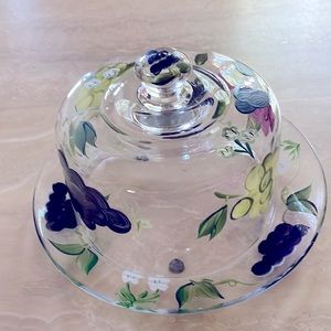 Covered cheese/cupcake plate. Grape motif